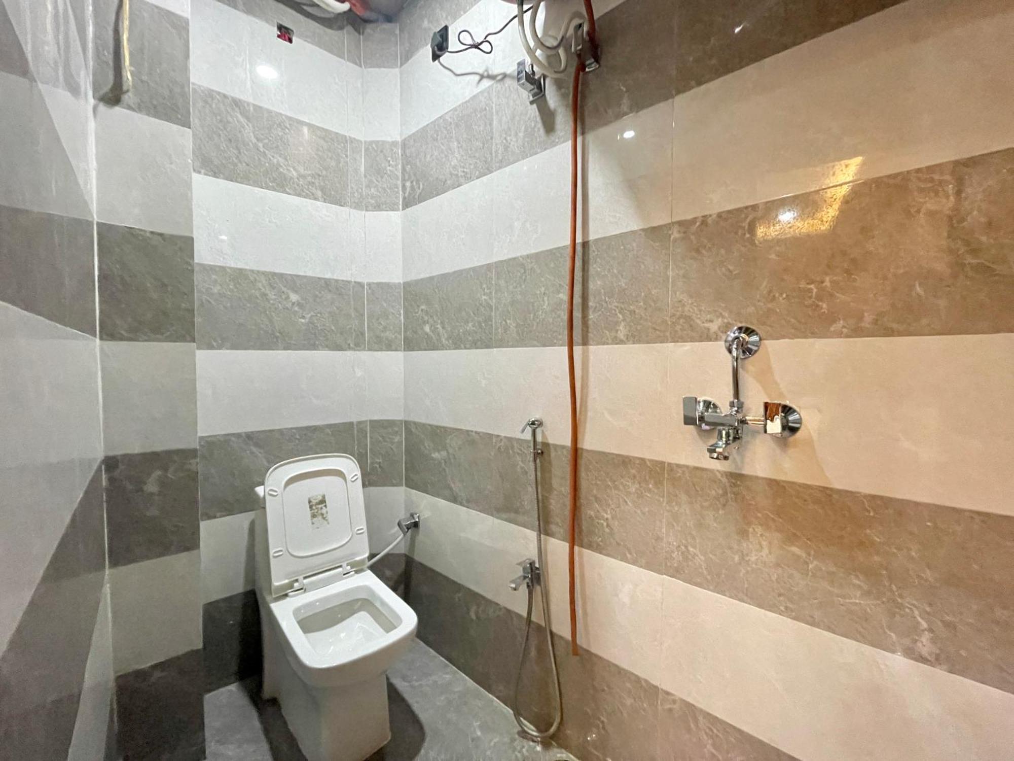 Shivee ! With Swimming-pool, Fully Air-conditioned With Parking Availability, Near Kashi Vishwanath Temple, And Ganga Ghat - 2 Hotel