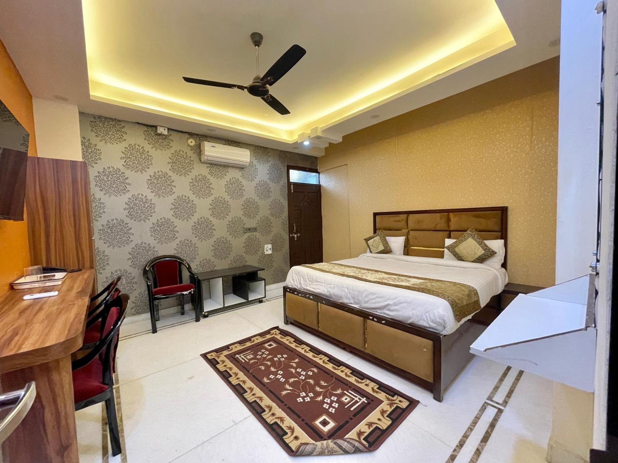Shivee ! With Swimming-pool, Fully Air-conditioned With Parking Availability, Near Kashi Vishwanath Temple, And Ganga Ghat - 2 Hotel 4*