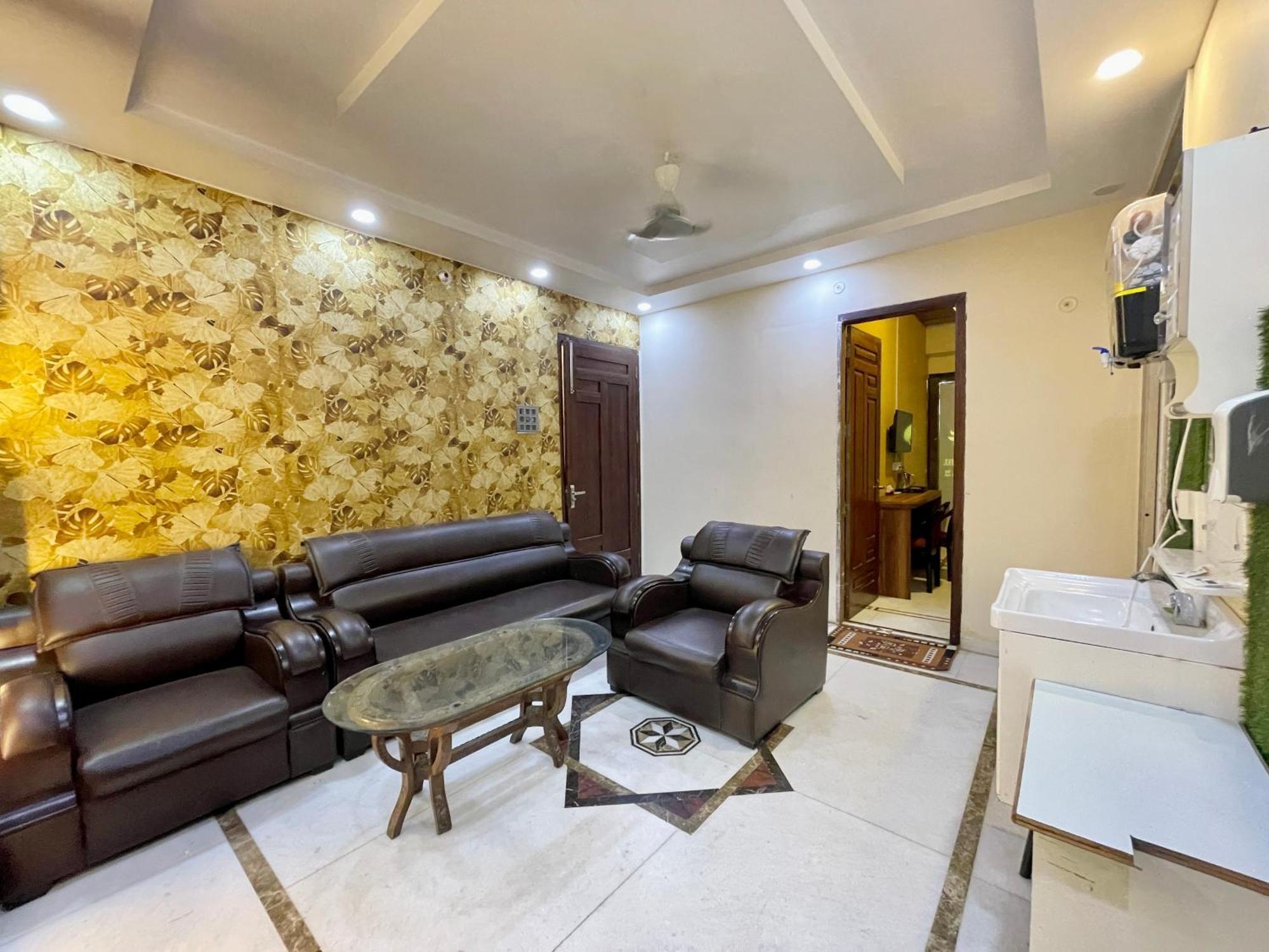Hotel Shivee ! With Swimming-pool, Fully Air-conditioned With Parking Availability, Near Kashi Vishwanath Temple, And Ganga Ghat - 2 4*