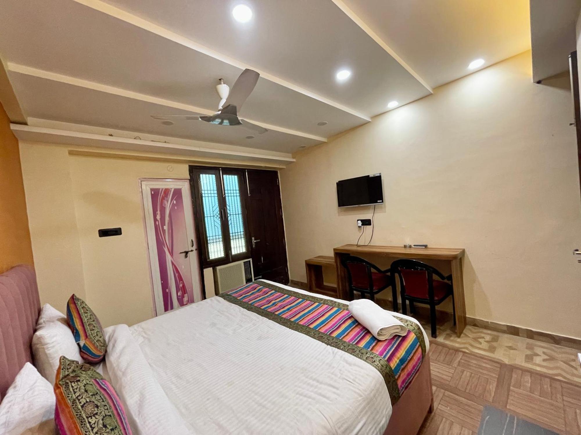Shivee ! With Swimming-pool, Fully Air-conditioned With Parking Availability, Near Kashi Vishwanath Temple, And Ganga Ghat - 2 4*