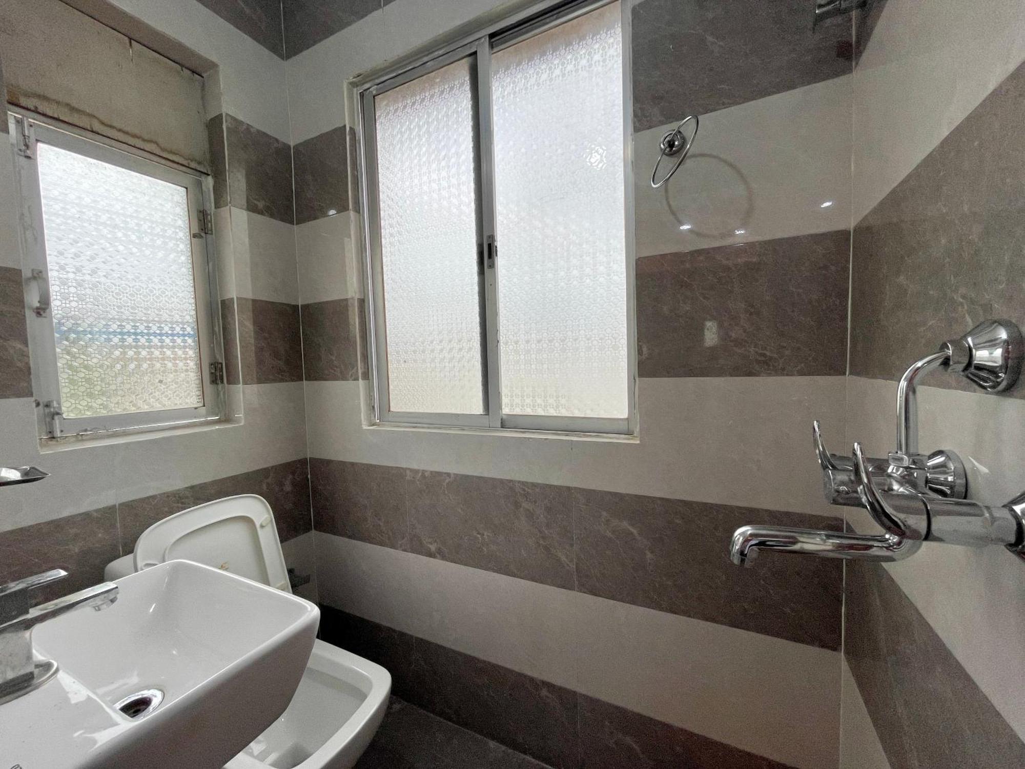 Shivee ! With Swimming-pool, Fully Air-conditioned With Parking Availability, Near Kashi Vishwanath Temple, And Ganga Ghat - 2 4*