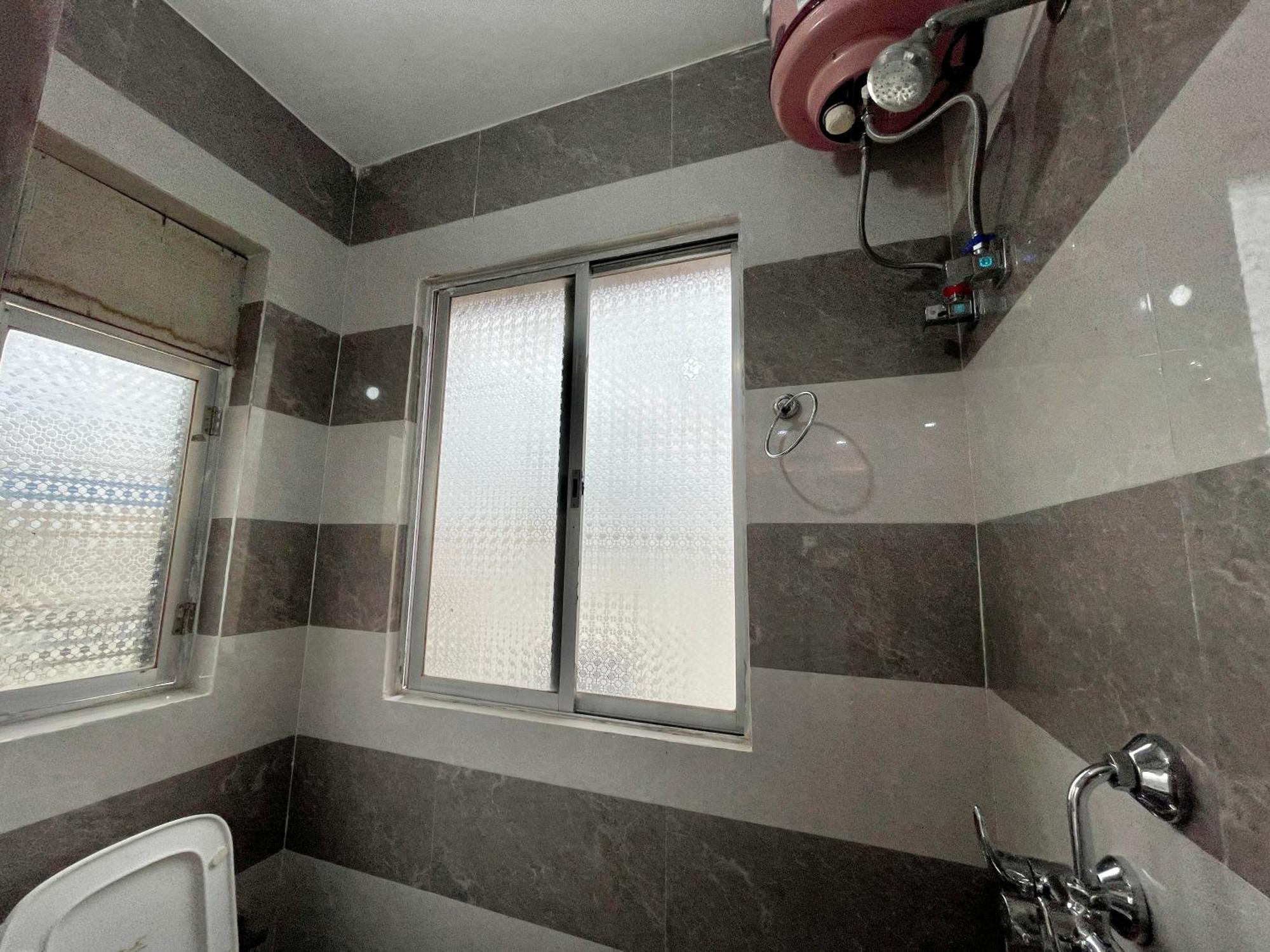 Shivee ! With Swimming-pool, Fully Air-conditioned With Parking Availability, Near Kashi Vishwanath Temple, And Ganga Ghat - 2