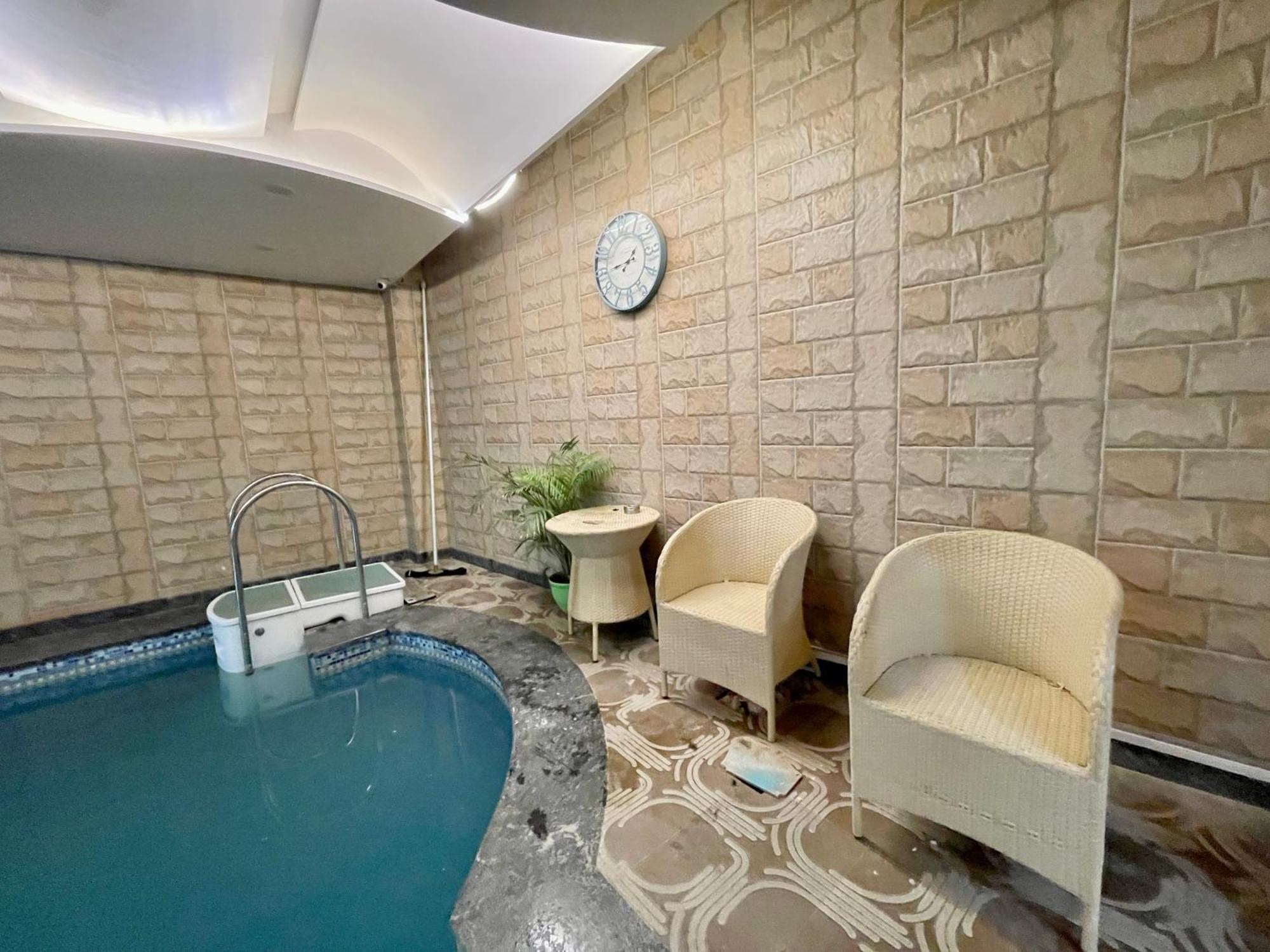 Shivee ! With Swimming-pool, Fully Air-conditioned With Parking Availability, Near Kashi Vishwanath Temple, And Ganga Ghat - 2 4*