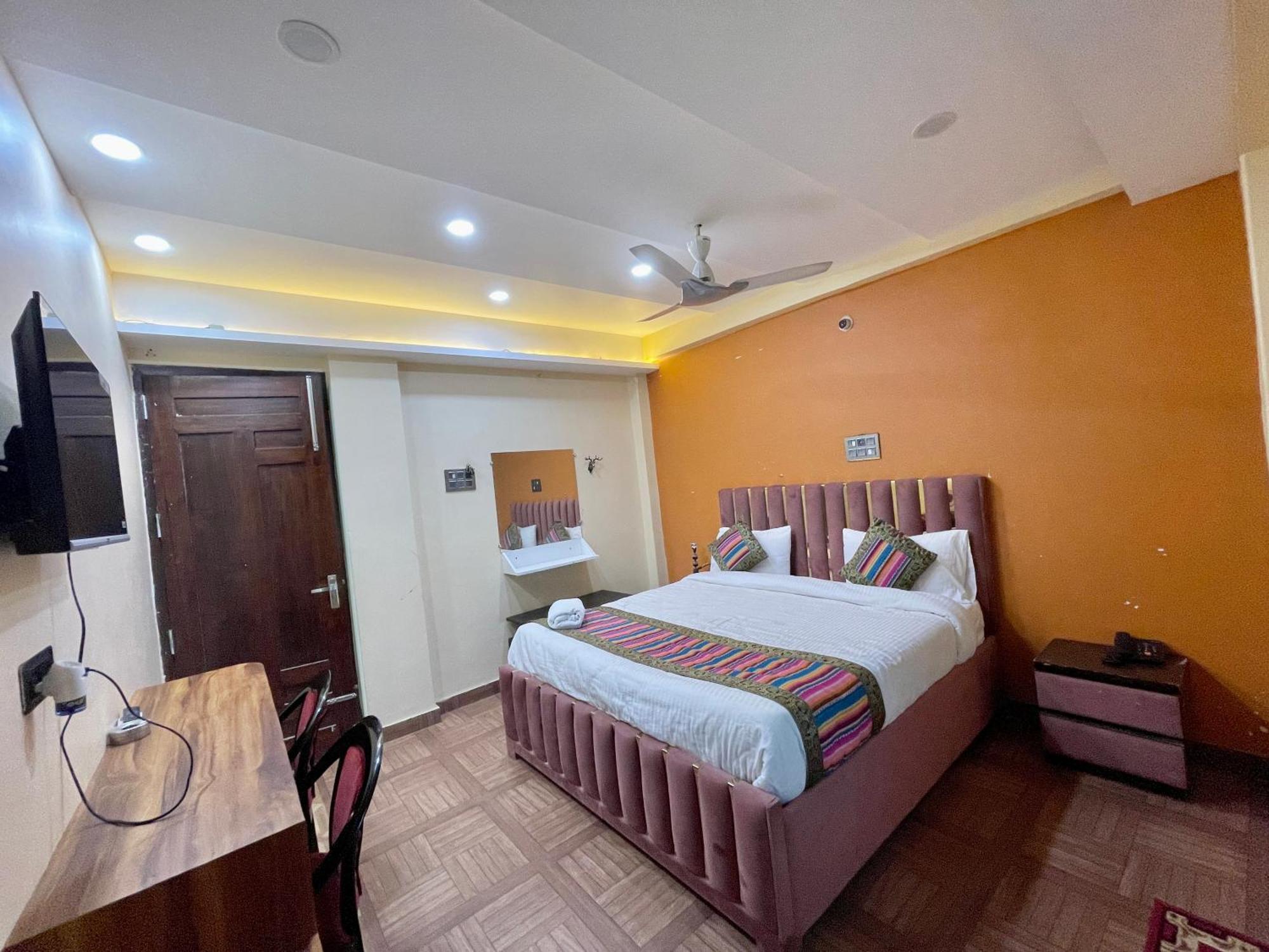 Shivee ! With Swimming-pool, Fully Air-conditioned With Parking Availability, Near Kashi Vishwanath Temple, And Ganga Ghat - 2 4* Varanasi