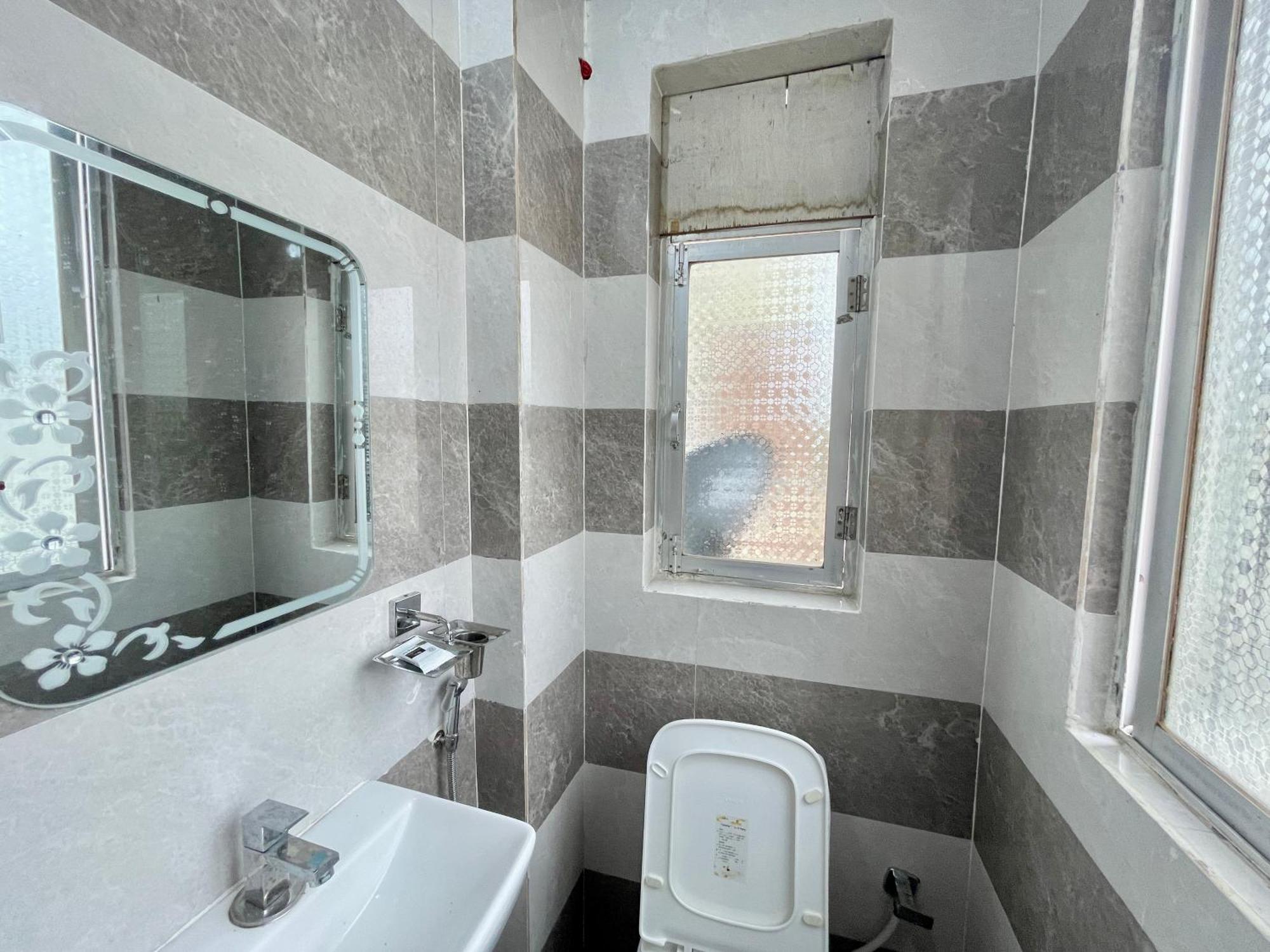Shivee ! With Swimming-pool, Fully Air-conditioned With Parking Availability, Near Kashi Vishwanath Temple, And Ganga Ghat - 2 Hotel
