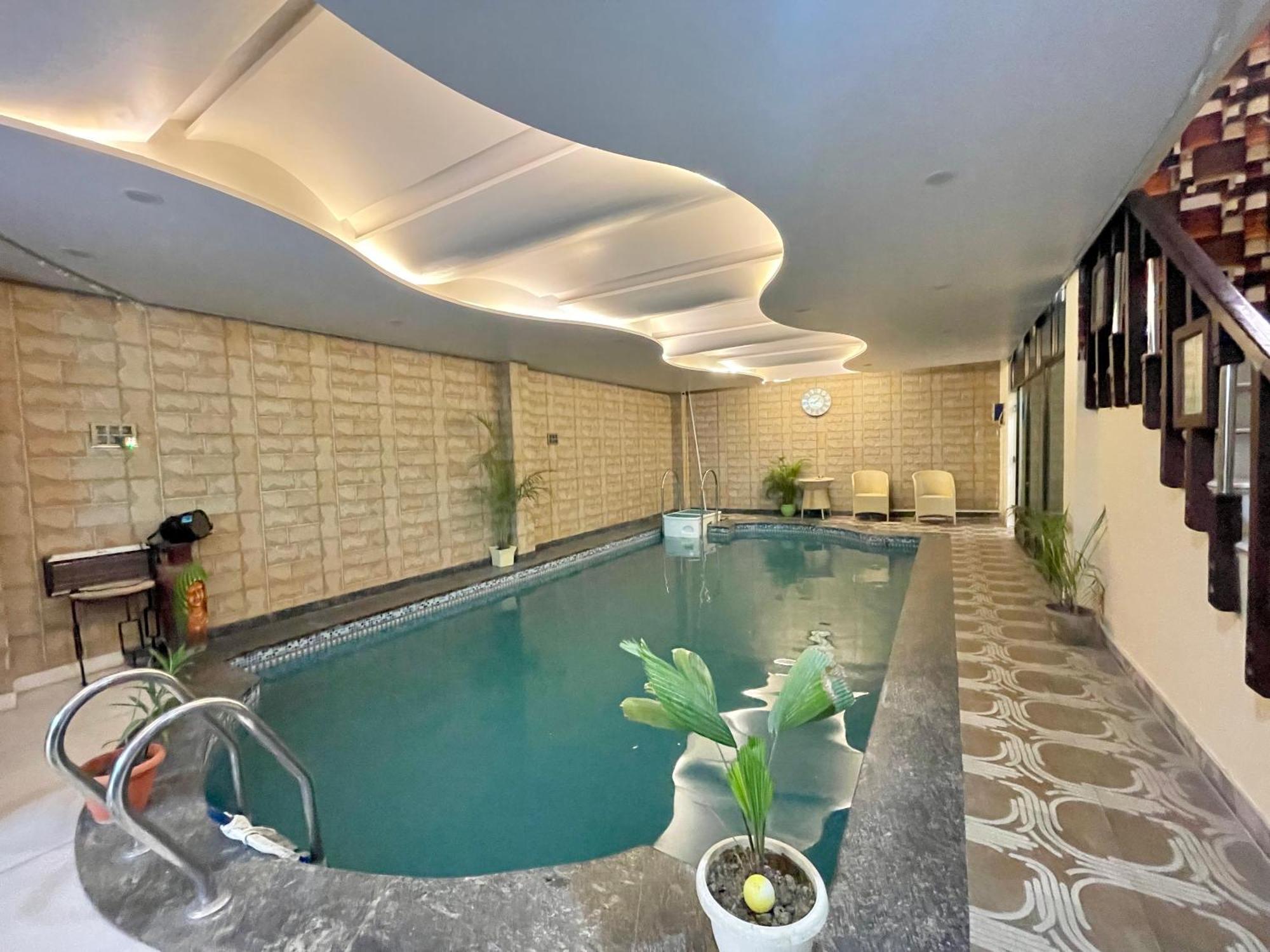 Shivee ! With Swimming-pool, Fully Air-conditioned With Parking Availability, Near Kashi Vishwanath Temple, And Ganga Ghat - 2 Varanasi