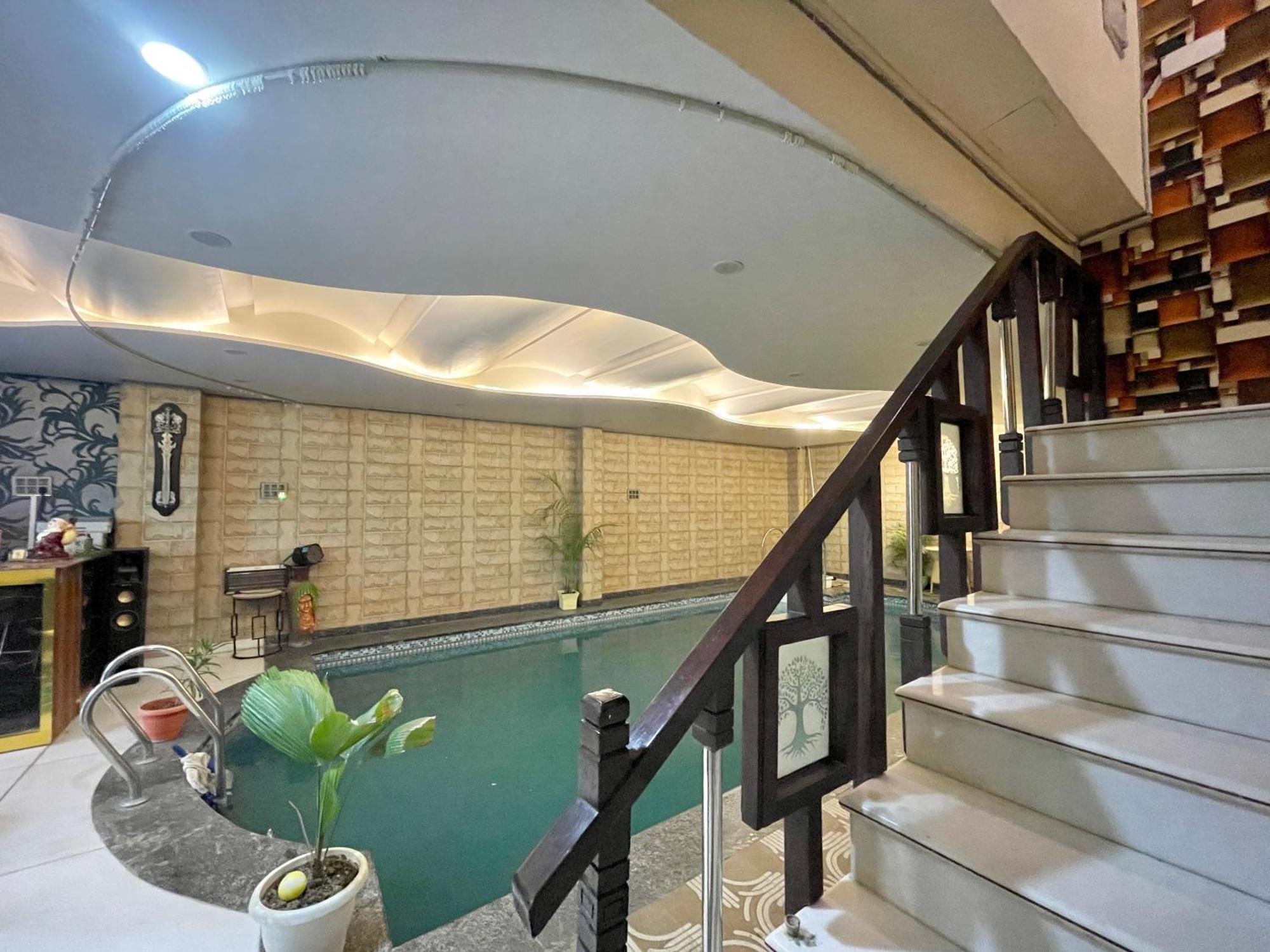 Shivee ! With Swimming-pool, Fully Air-conditioned With Parking Availability, Near Kashi Vishwanath Temple, And Ganga Ghat - 2
