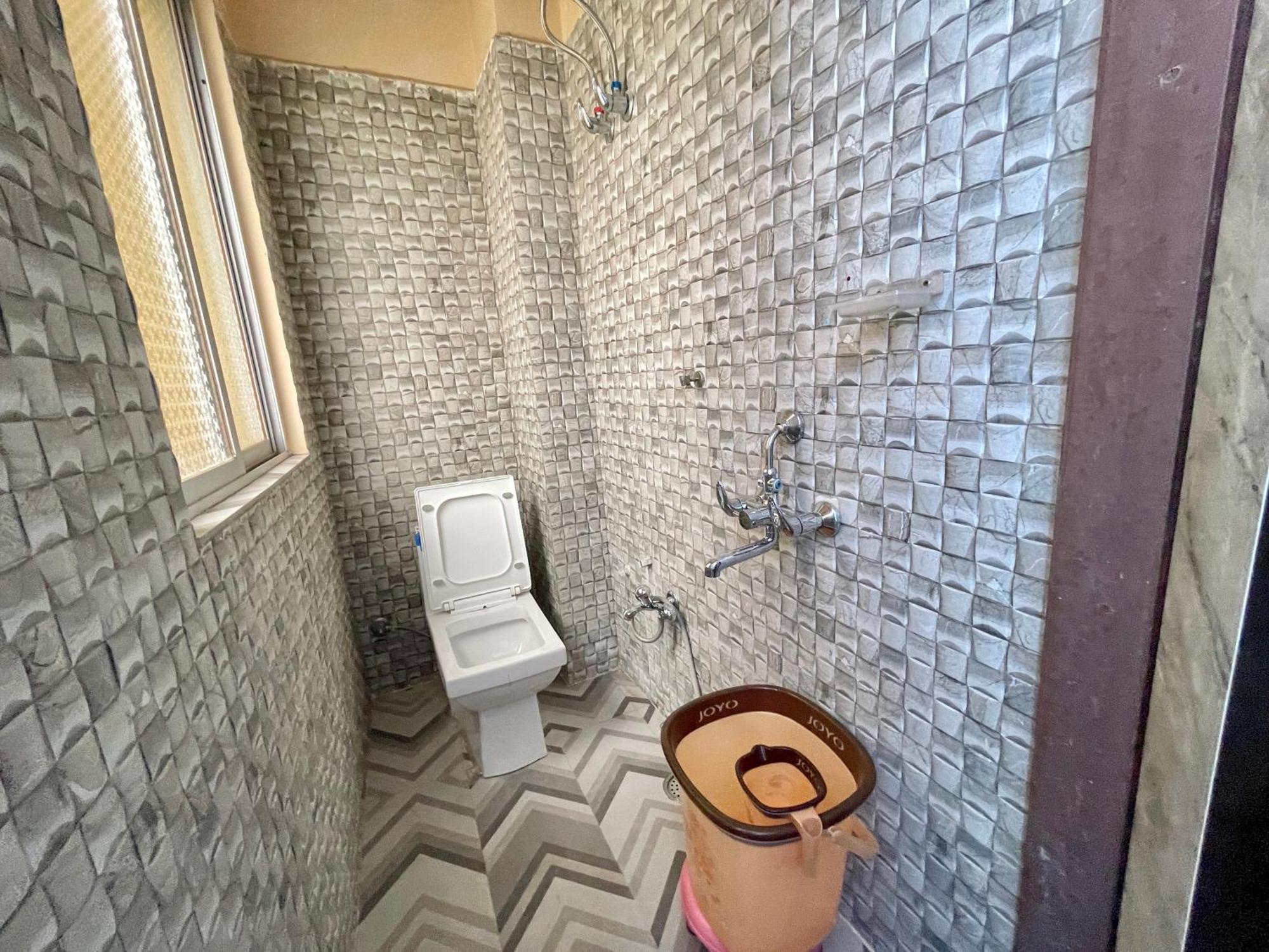 Hotel Shivee ! With Swimming-pool, Fully Air-conditioned With Parking Availability, Near Kashi Vishwanath Temple, And Ganga Ghat - 2