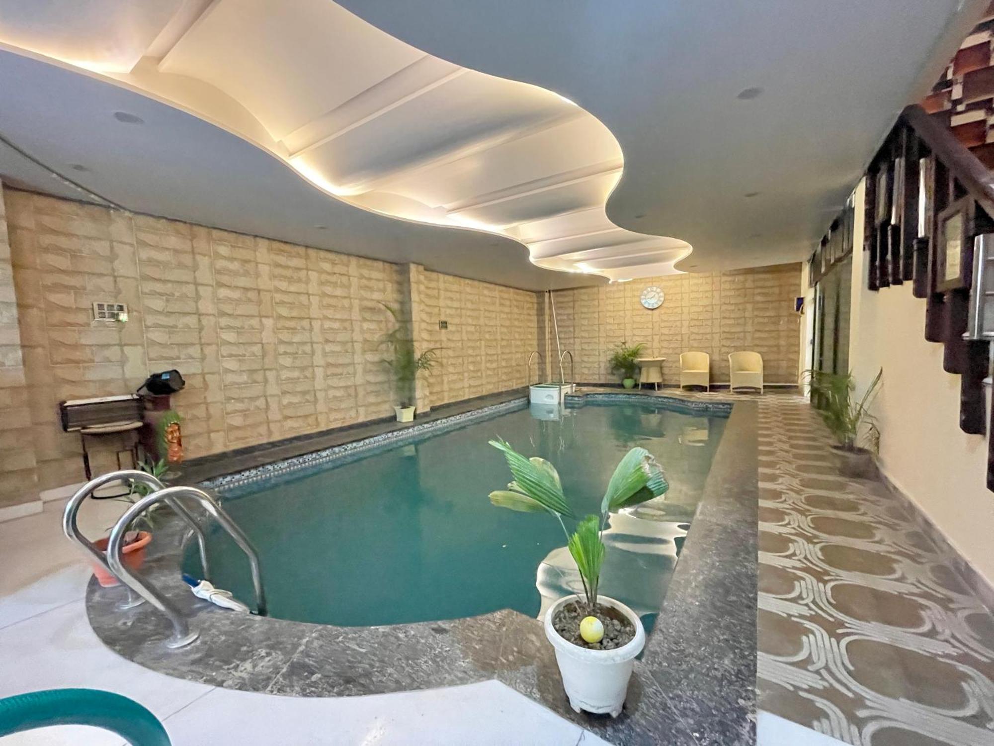 Hotel Shivee ! With Swimming-pool, Fully Air-conditioned With Parking Availability, Near Kashi Vishwanath Temple, And Ganga Ghat - 2 Varanasi