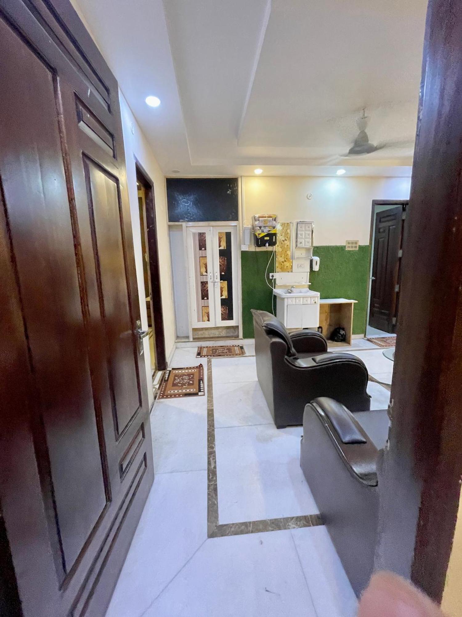Shivee ! With Swimming-pool, Fully Air-conditioned With Parking Availability, Near Kashi Vishwanath Temple, And Ganga Ghat - 2 4*