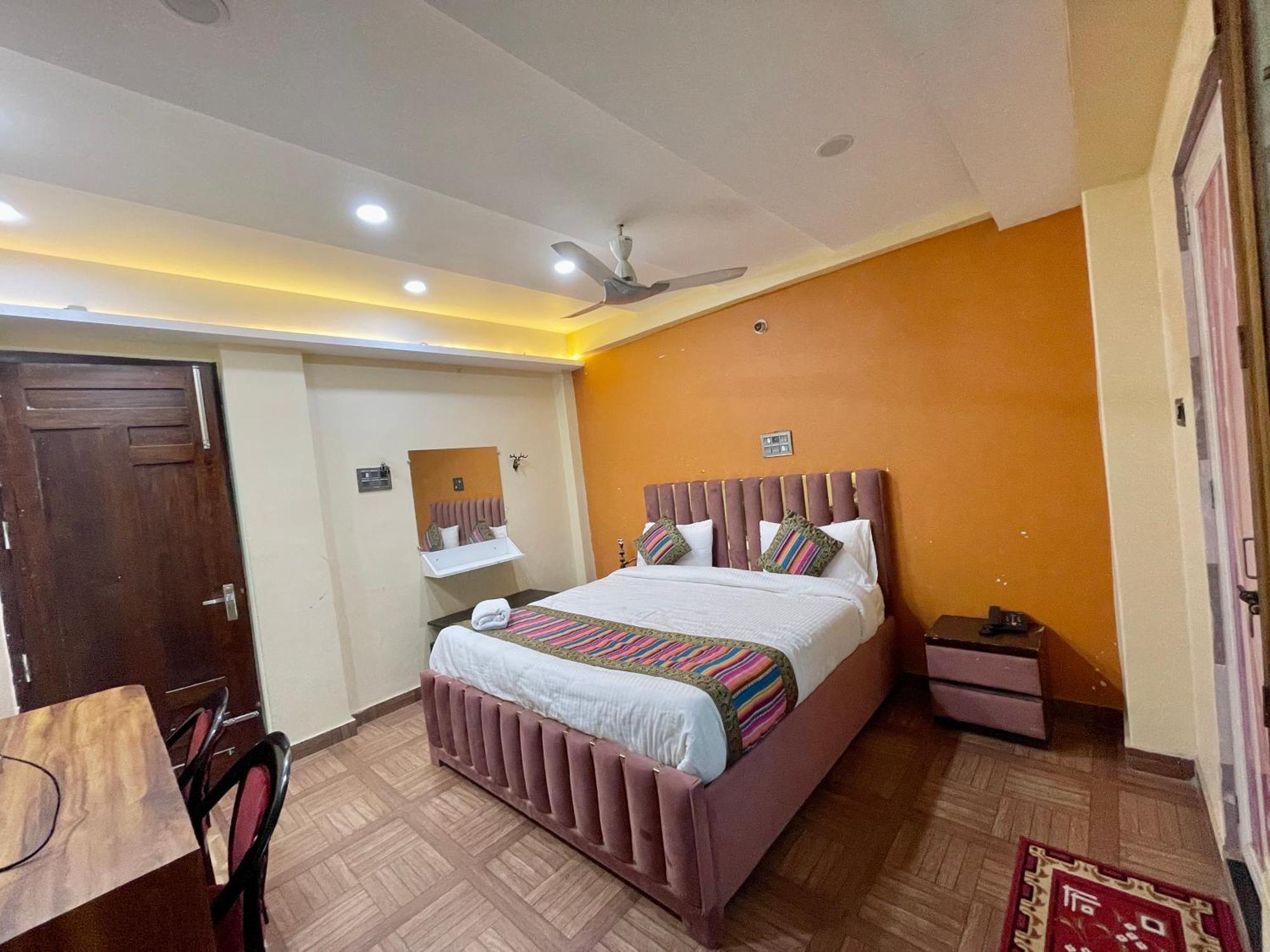 Shivee ! With Swimming-pool, Fully Air-conditioned With Parking Availability, Near Kashi Vishwanath Temple, And Ganga Ghat - 2 Varanasi