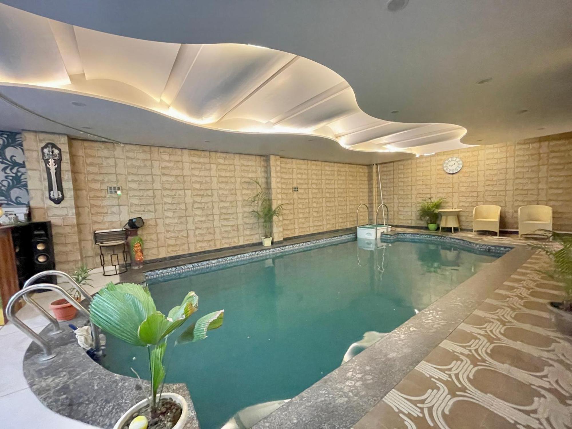 Shivee ! With Swimming-pool, Fully Air-conditioned With Parking Availability, Near Kashi Vishwanath Temple, And Ganga Ghat - 2 Hotel