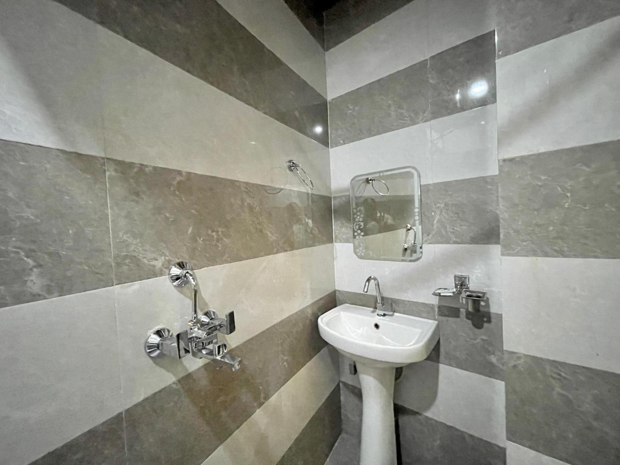 Hotel Shivee ! With Swimming-pool, Fully Air-conditioned With Parking Availability, Near Kashi Vishwanath Temple, And Ganga Ghat - 2 4*