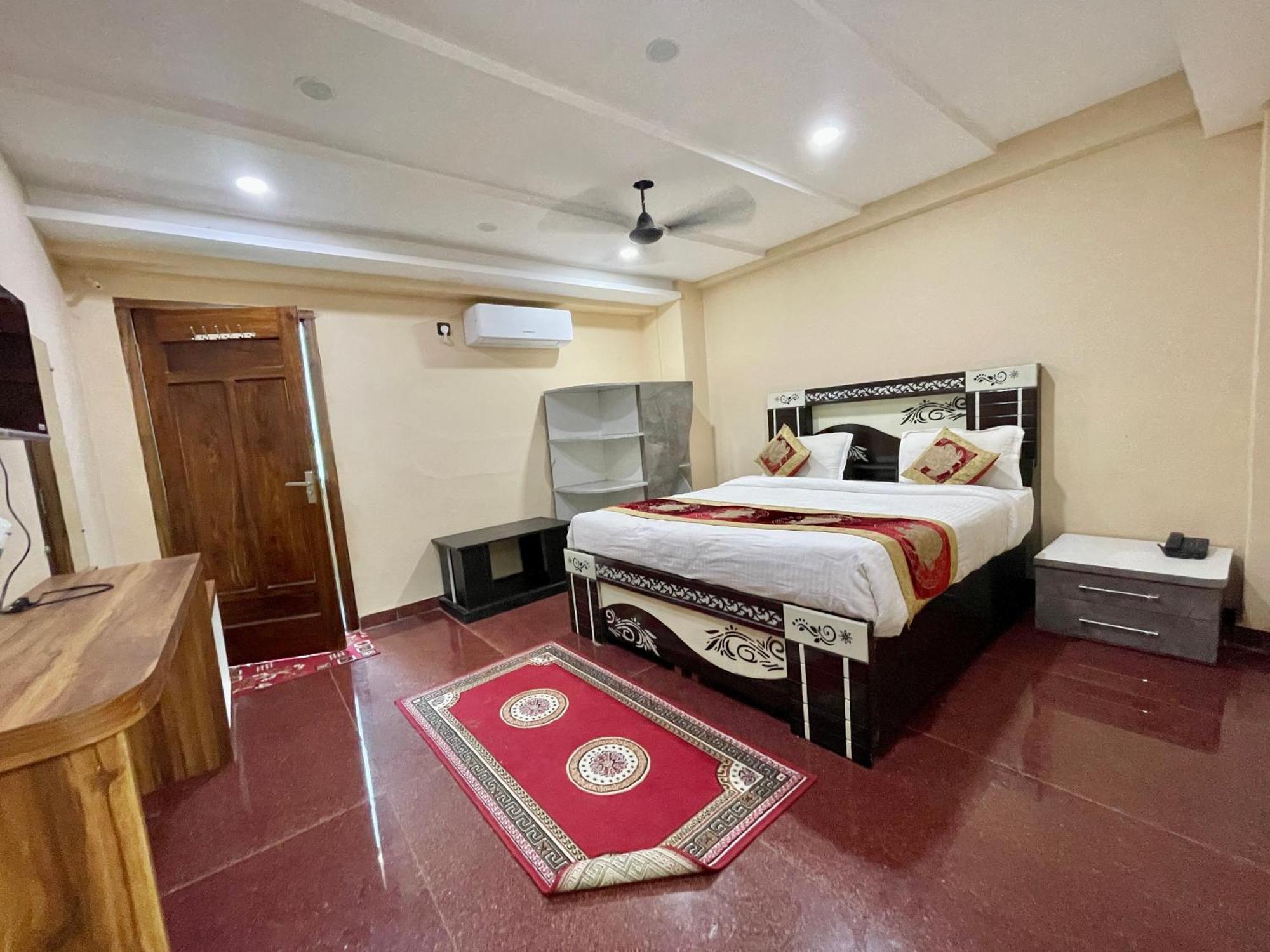 Shivee ! With Swimming-pool, Fully Air-conditioned With Parking Availability, Near Kashi Vishwanath Temple, And Ganga Ghat - 2 Varanasi
