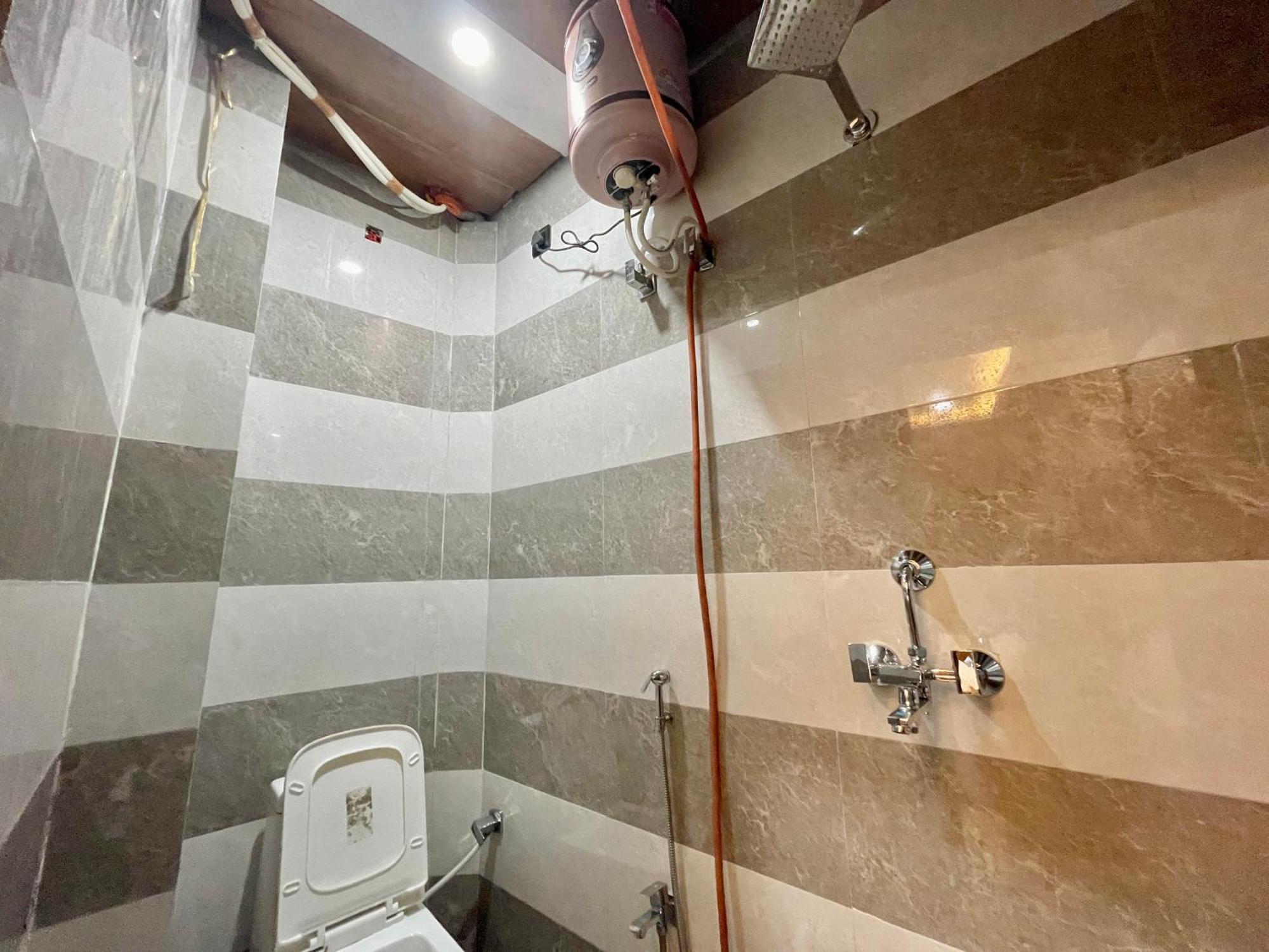 Shivee ! With Swimming-pool, Fully Air-conditioned With Parking Availability, Near Kashi Vishwanath Temple, And Ganga Ghat - 2 Hotel