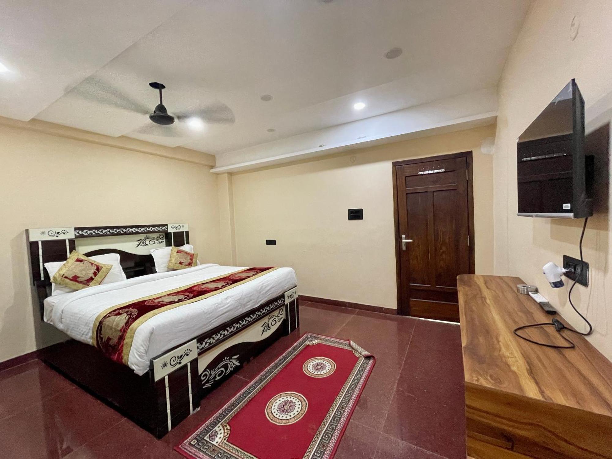 Shivee ! With Swimming-pool, Fully Air-conditioned With Parking Availability, Near Kashi Vishwanath Temple, And Ganga Ghat - 2 Hotel 4*