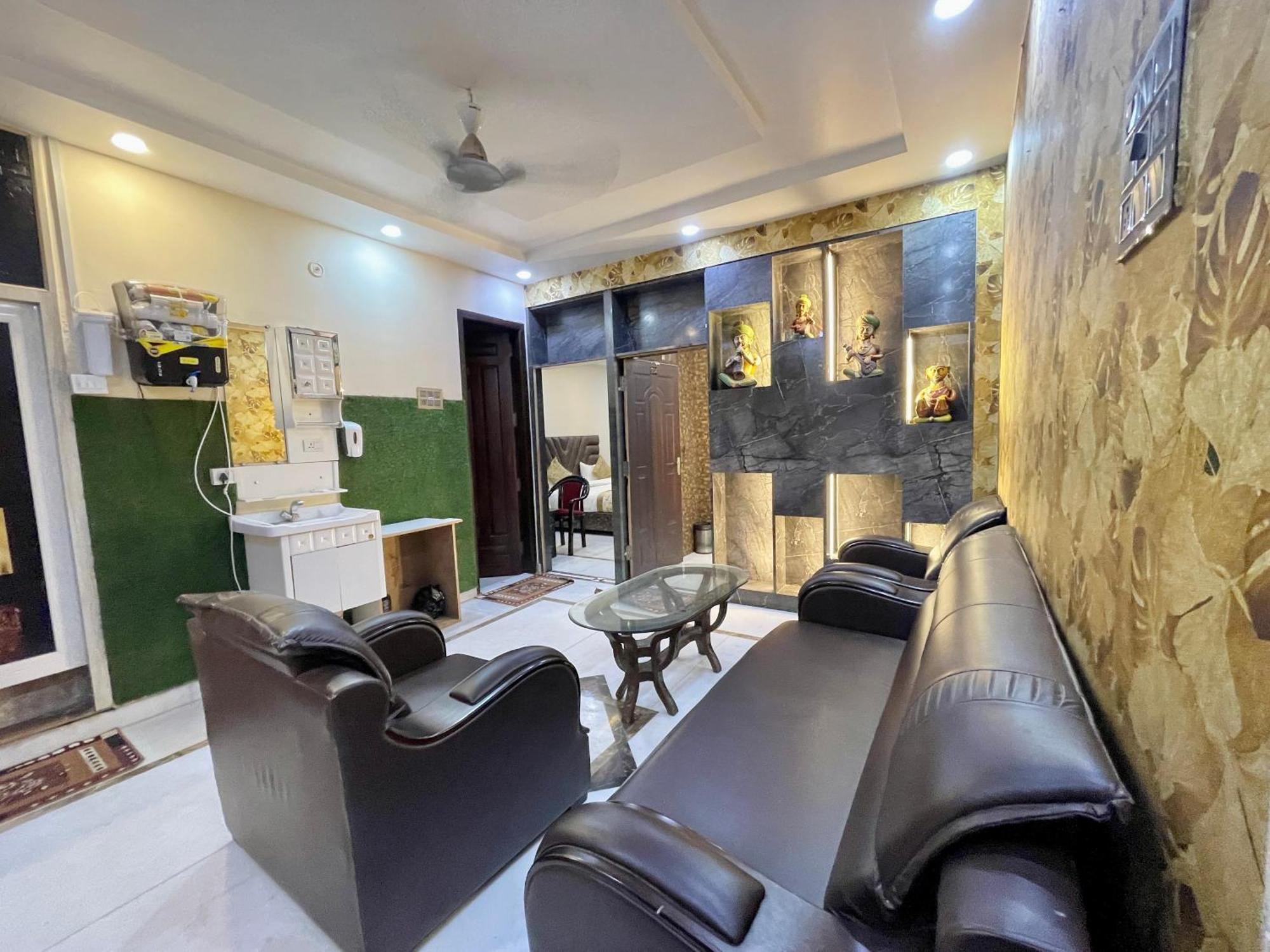 Shivee ! With Swimming-pool, Fully Air-conditioned With Parking Availability, Near Kashi Vishwanath Temple, And Ganga Ghat - 2 4*