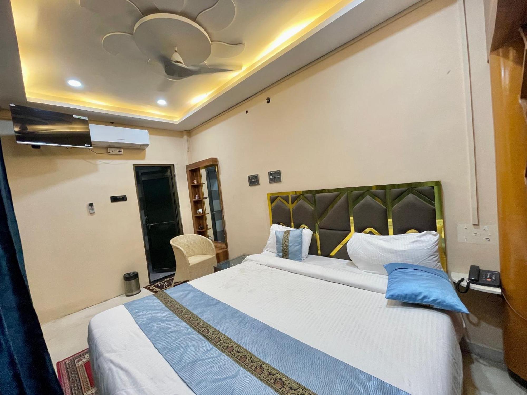 Shivee ! With Swimming-pool, Fully Air-conditioned With Parking Availability, Near Kashi Vishwanath Temple, And Ganga Ghat - 2 4* Varanasi