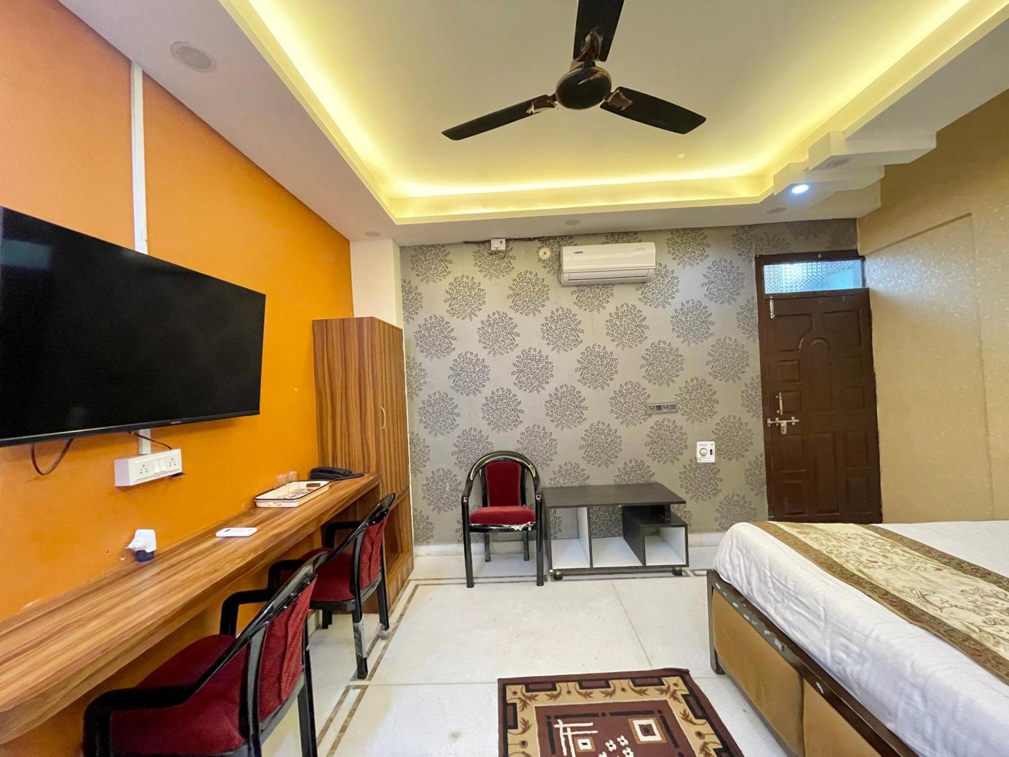 Hotel Shivee ! With Swimming-pool, Fully Air-conditioned With Parking Availability, Near Kashi Vishwanath Temple, And Ganga Ghat - 2 4*