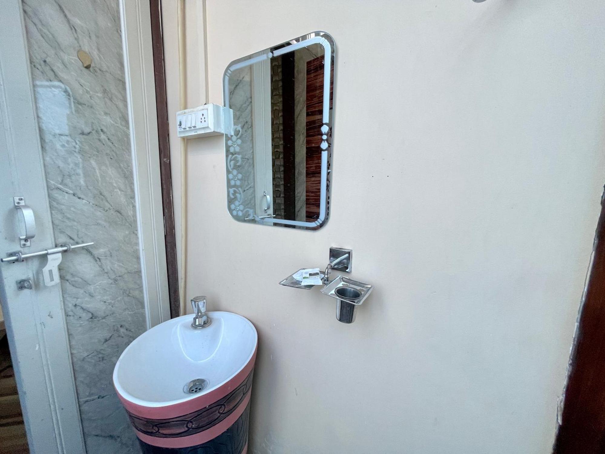 Hotel Shivee ! With Swimming-pool, Fully Air-conditioned With Parking Availability, Near Kashi Vishwanath Temple, And Ganga Ghat - 2 Varanasi