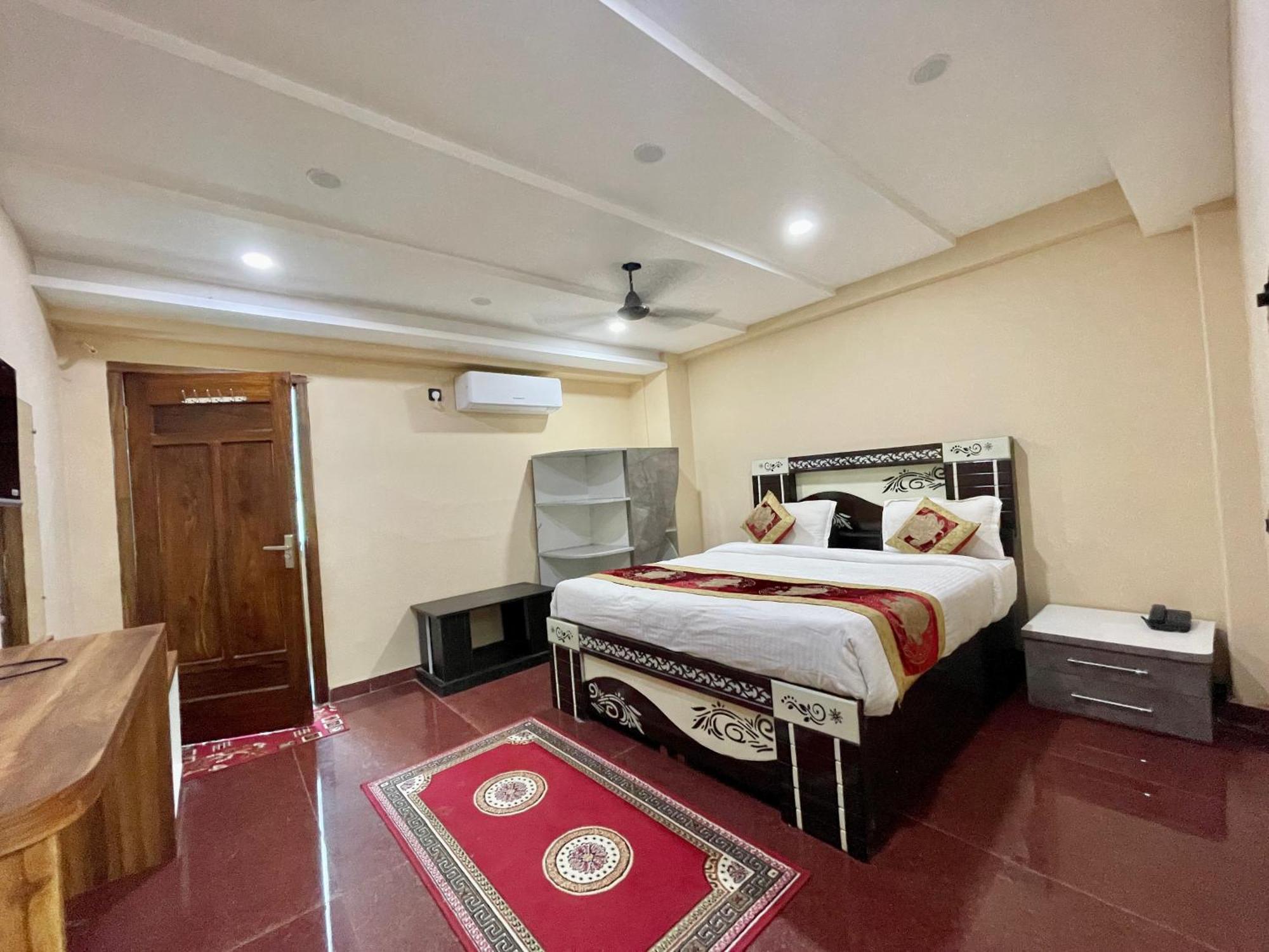 Shivee ! With Swimming-pool, Fully Air-conditioned With Parking Availability, Near Kashi Vishwanath Temple, And Ganga Ghat - 2