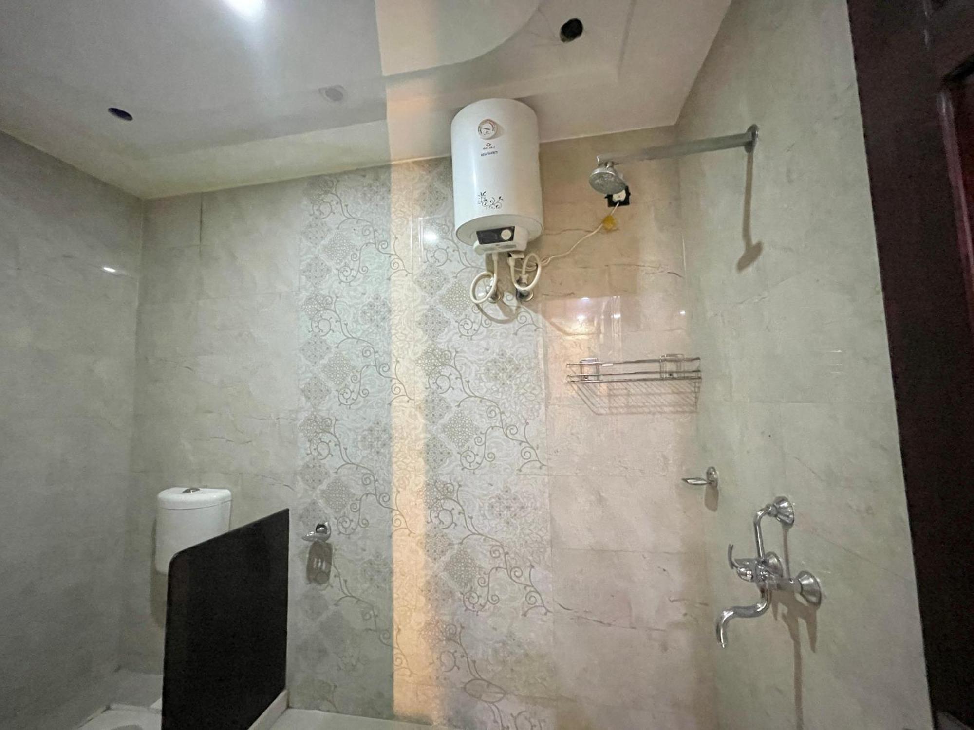 Hotel Shivee ! With Swimming-pool, Fully Air-conditioned With Parking Availability, Near Kashi Vishwanath Temple, And Ganga Ghat - 2