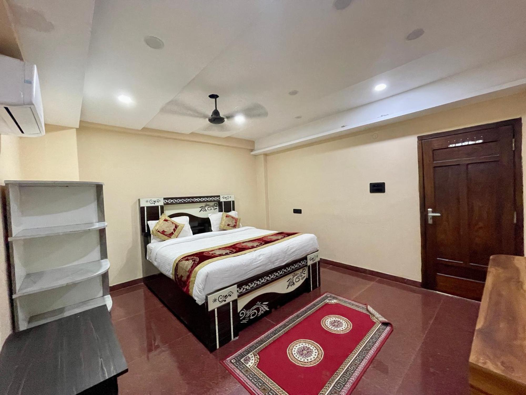Shivee ! With Swimming-pool, Fully Air-conditioned With Parking Availability, Near Kashi Vishwanath Temple, And Ganga Ghat - 2 Hotel 4*