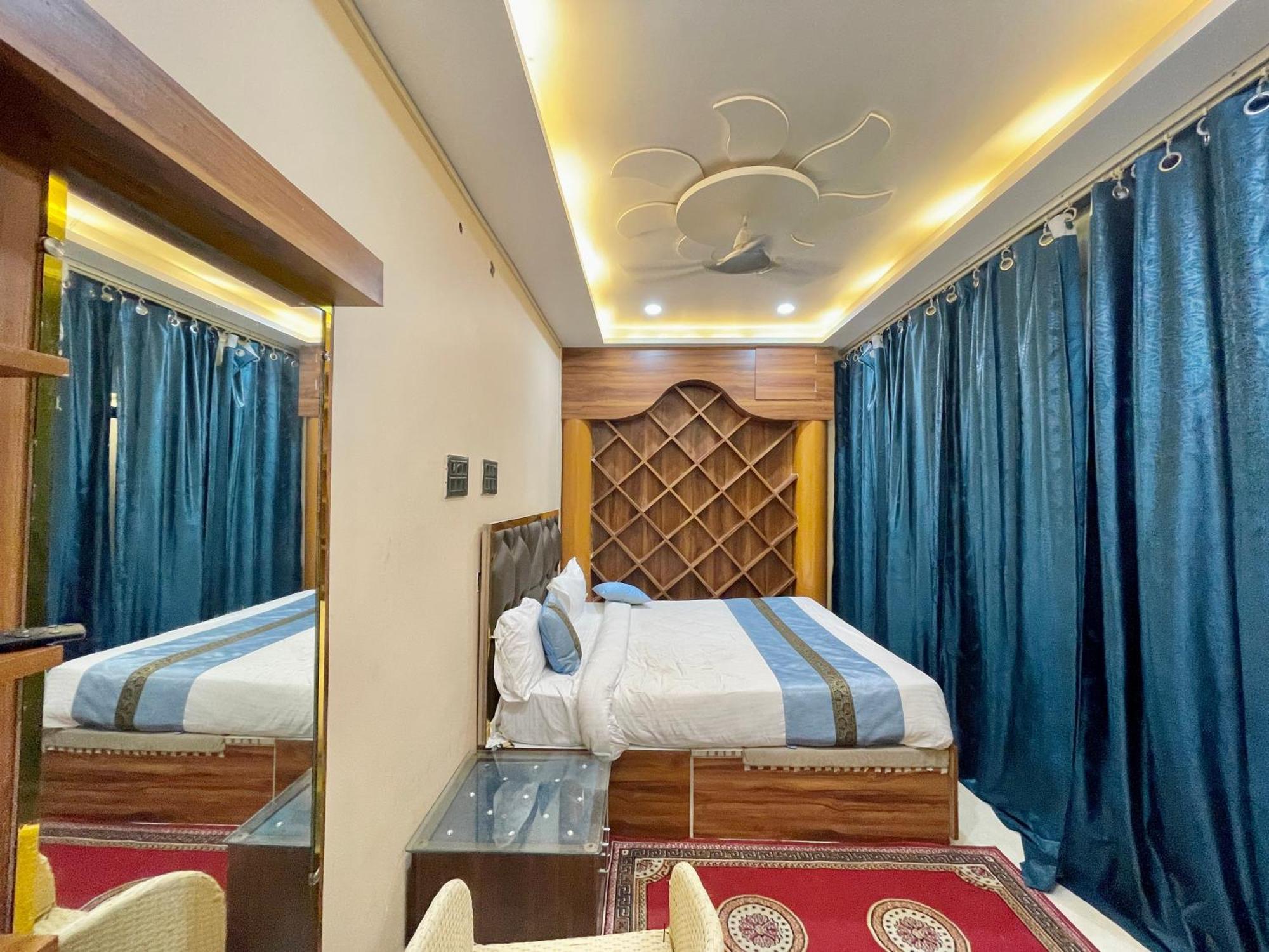 Hotel Shivee ! With Swimming-pool, Fully Air-conditioned With Parking Availability, Near Kashi Vishwanath Temple, And Ganga Ghat - 2 4*