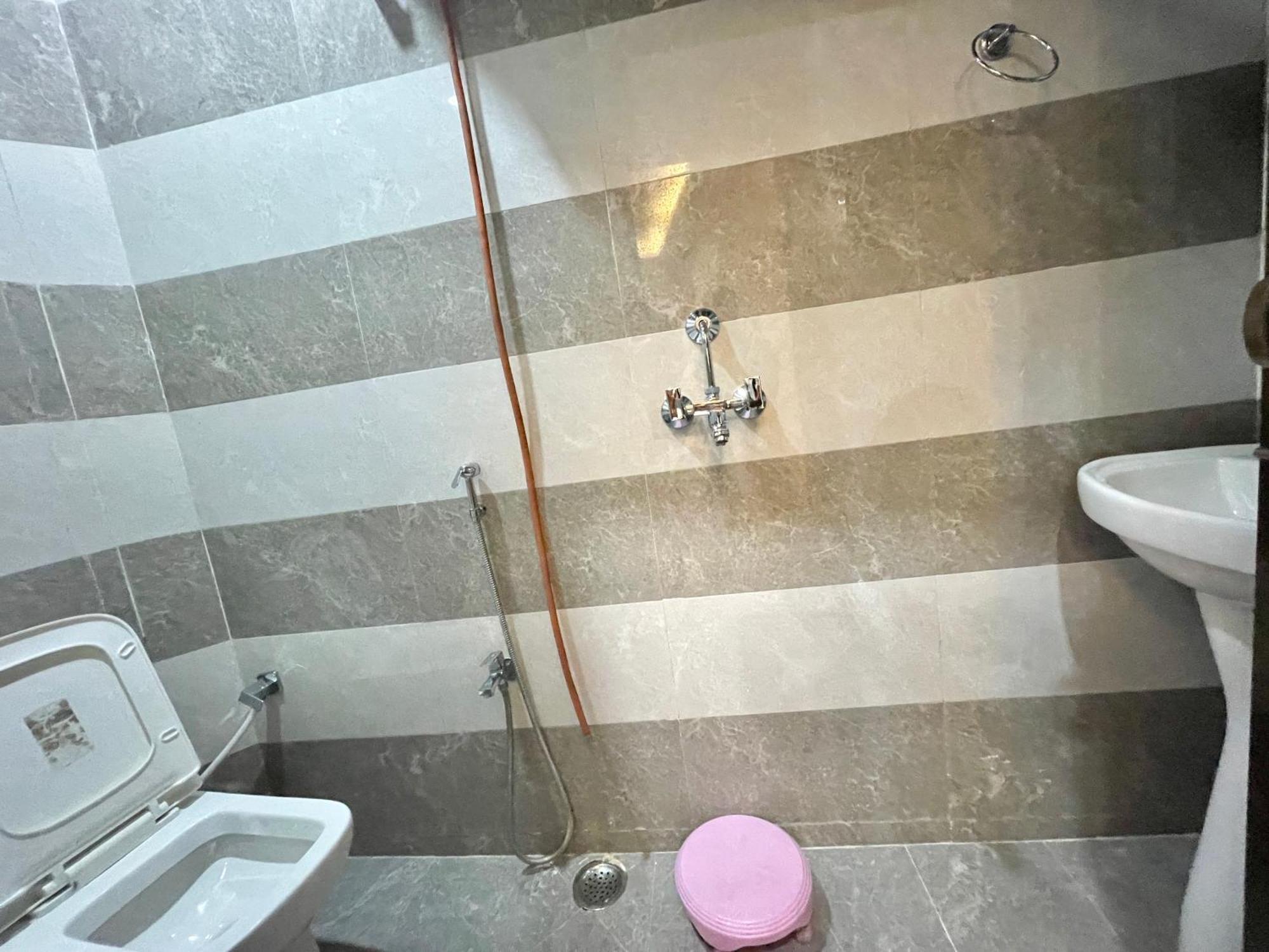Shivee ! With Swimming-pool, Fully Air-conditioned With Parking Availability, Near Kashi Vishwanath Temple, And Ganga Ghat - 2 Varanasi