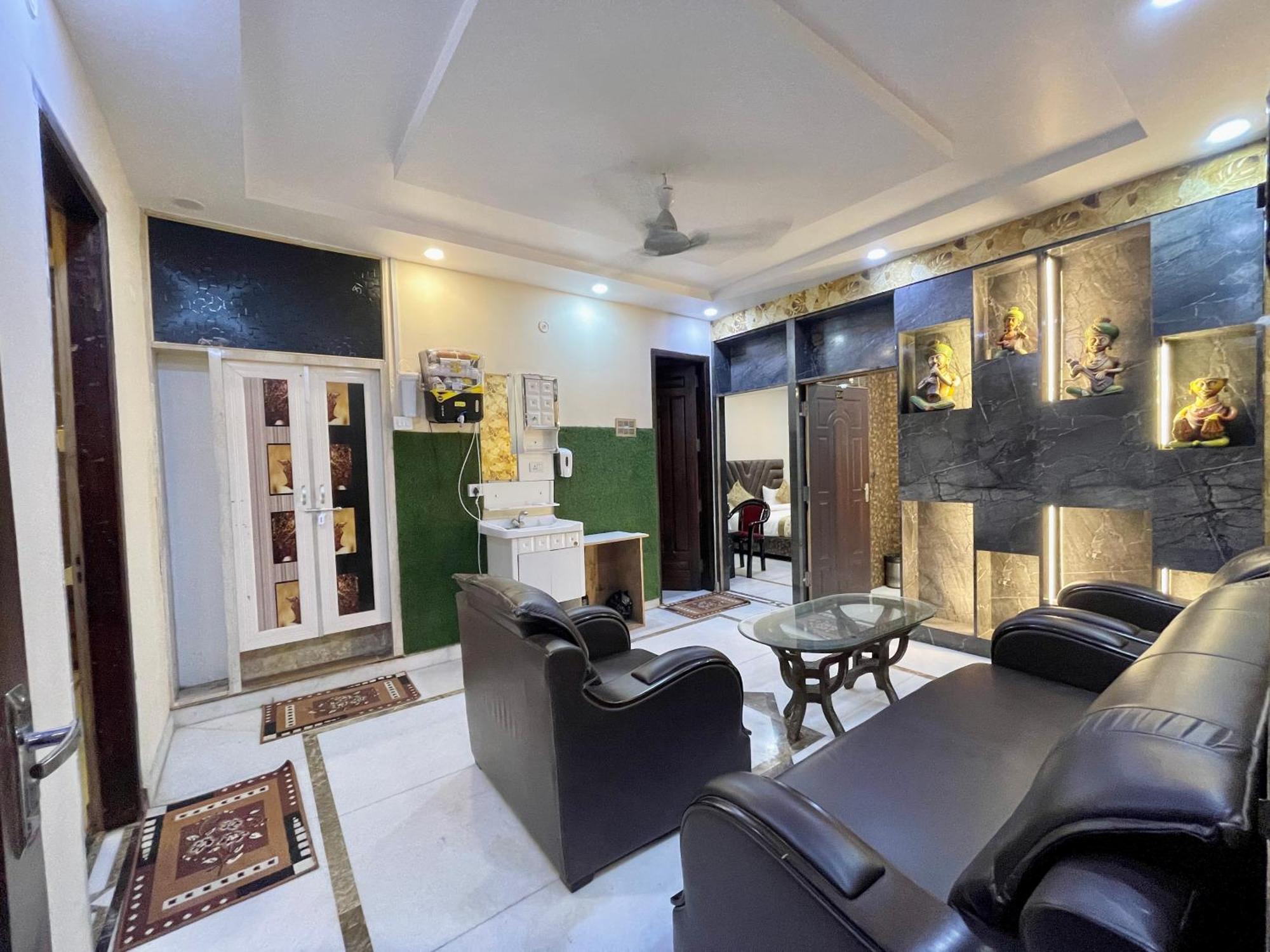 Shivee ! With Swimming-pool, Fully Air-conditioned With Parking Availability, Near Kashi Vishwanath Temple, And Ganga Ghat - 2 Hotel 4*