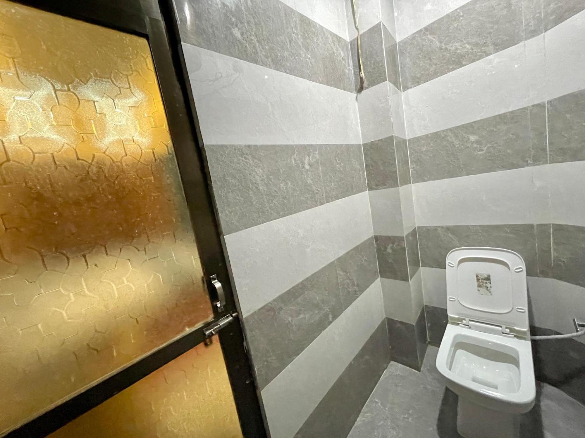 Hotel Shivee ! With Swimming-pool, Fully Air-conditioned With Parking Availability, Near Kashi Vishwanath Temple, And Ganga Ghat - 2 Varanasi