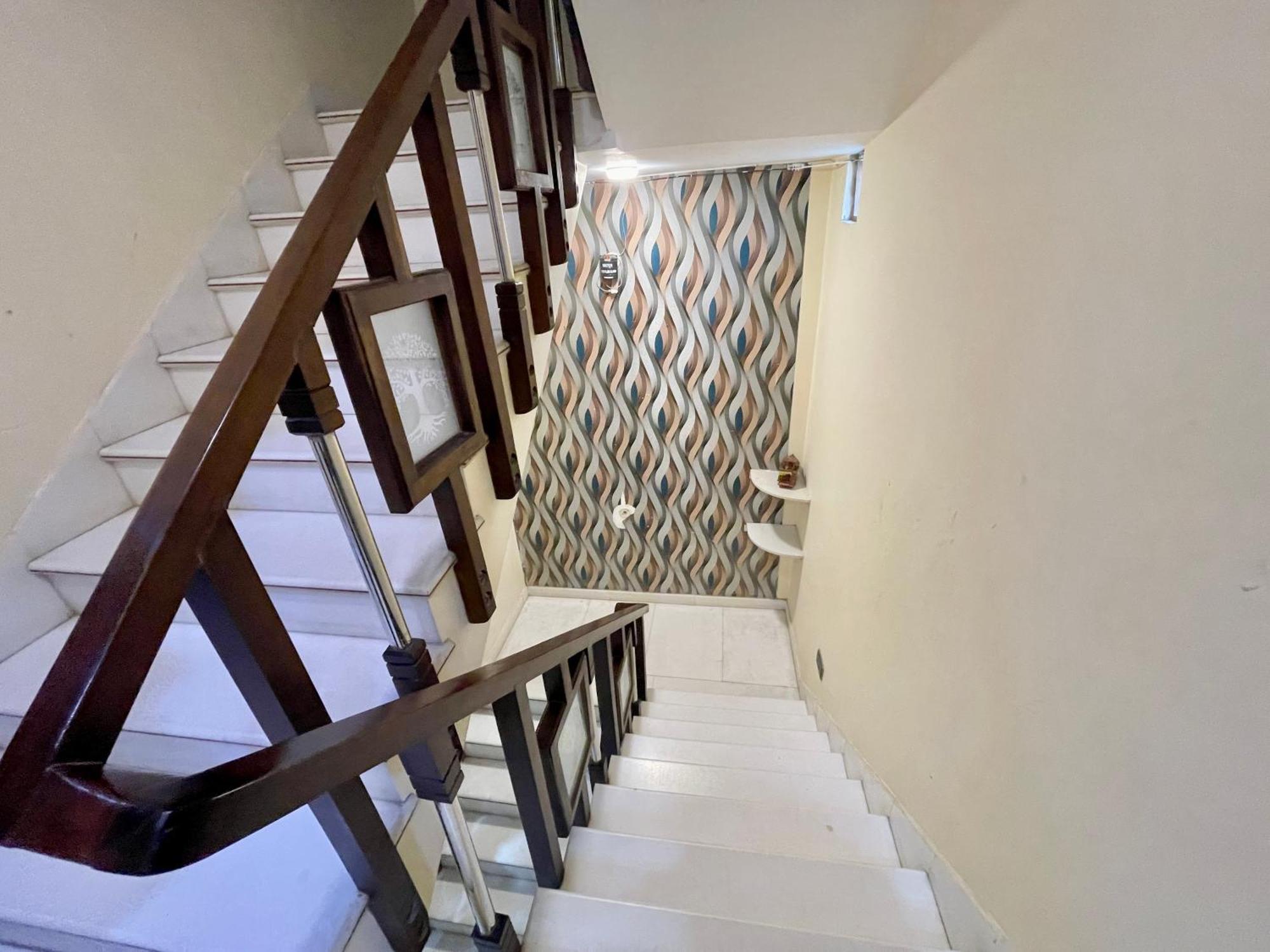 Shivee ! With Swimming-pool, Fully Air-conditioned With Parking Availability, Near Kashi Vishwanath Temple, And Ganga Ghat - 2 4*