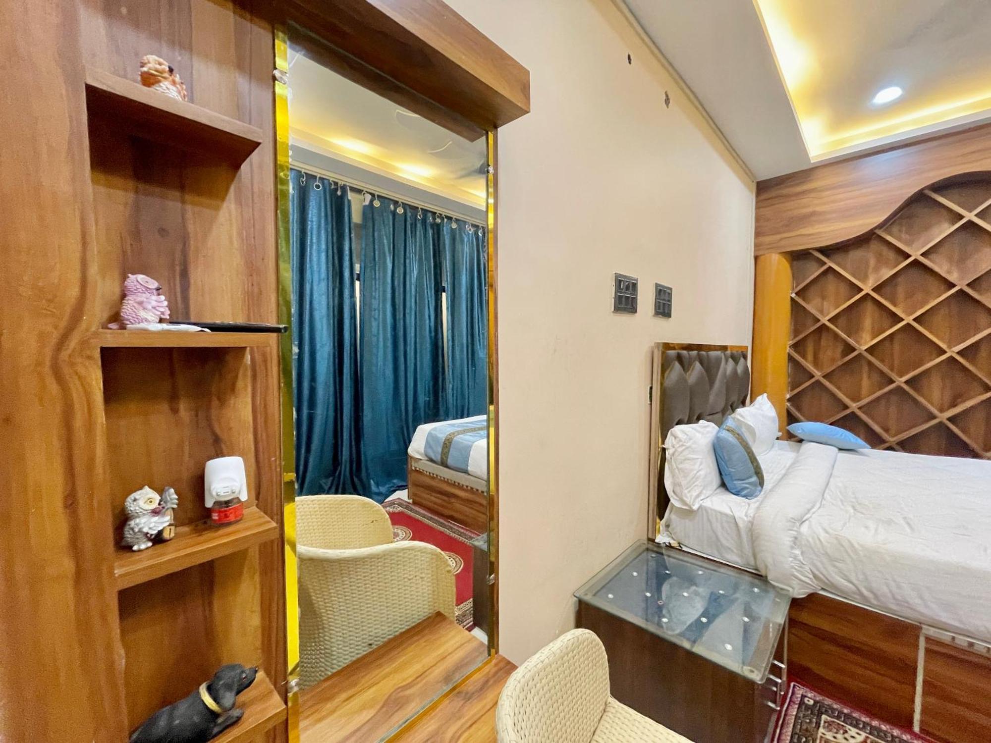 Shivee ! With Swimming-pool, Fully Air-conditioned With Parking Availability, Near Kashi Vishwanath Temple, And Ganga Ghat - 2 Varanasi