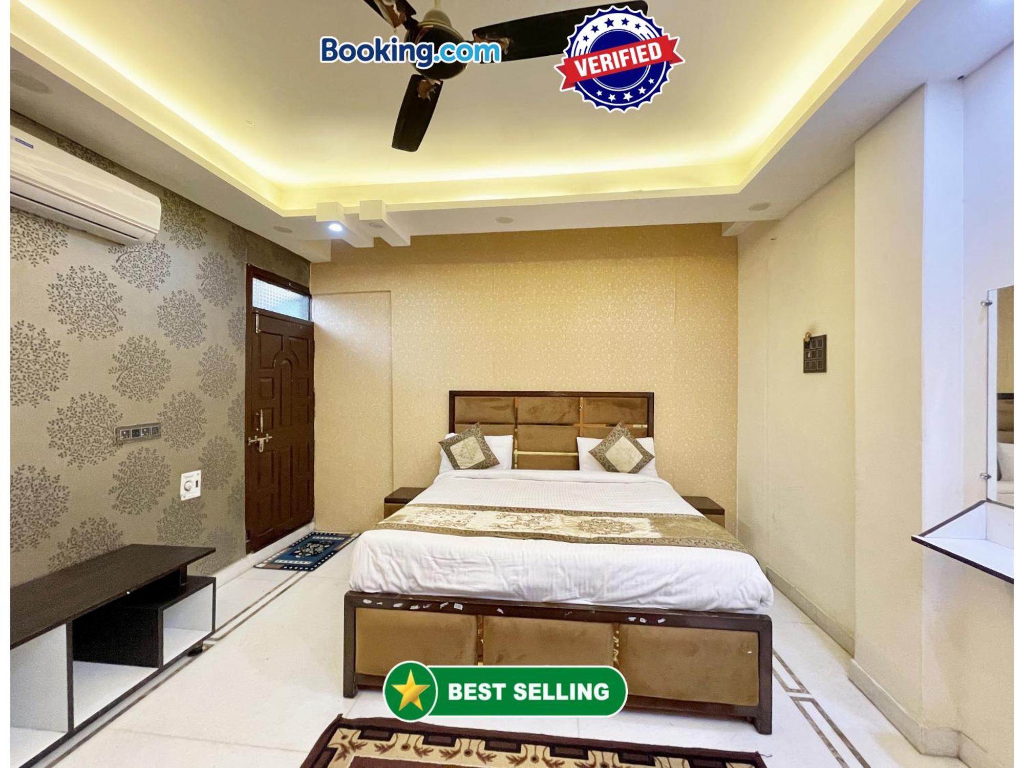 Shivee ! With Swimming-pool, Fully Air-conditioned With Parking Availability, Near Kashi Vishwanath Temple, And Ganga Ghat - 2 4* Varanasi